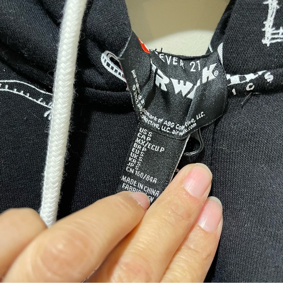 Forever 21 Airwalk Retro Print Black & White Cropped Hoodie Skater jacket Small - Picture 7 of 9